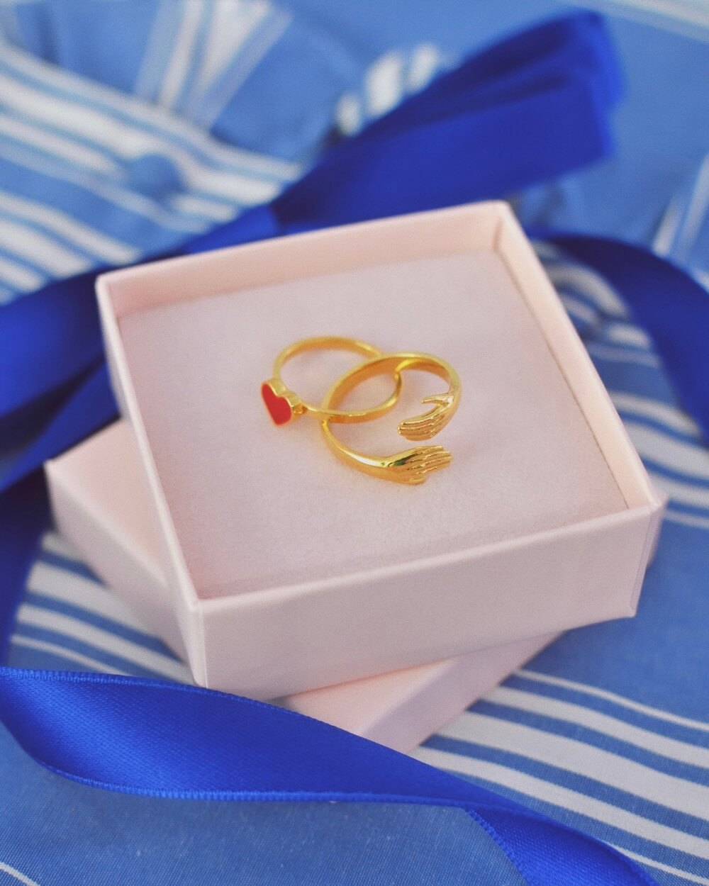 HUG, ring